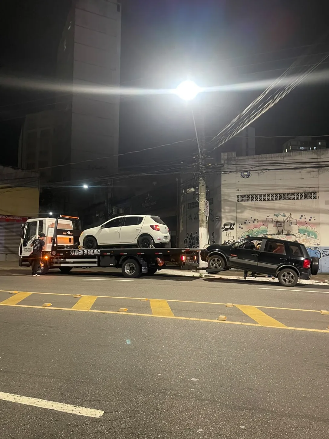 Guincho Roma em operação de reboque à noite